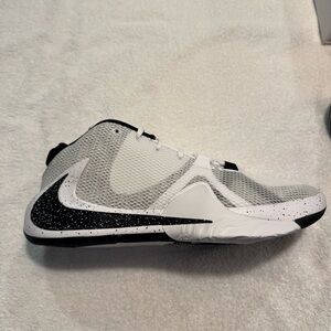 NEW IN BOX NEVER WORN Nike Zoom Freak 1